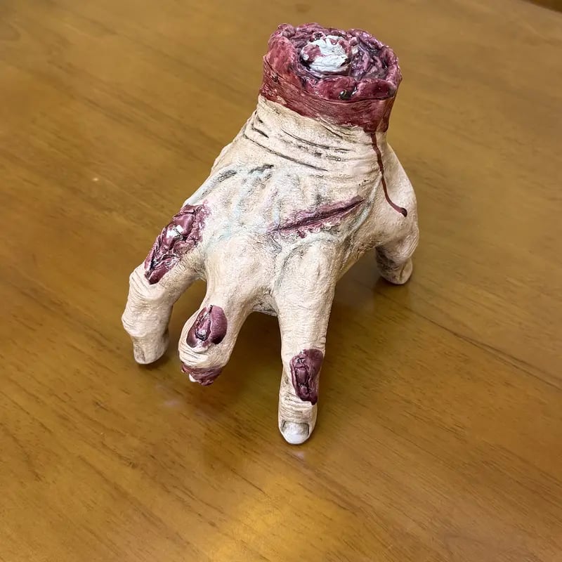 đïž 50% OFF NOW! âš Realistic Scary Hand Props - Flexible & Creepy for Halloween/Cosplay, Perfect for Decoration or Pranks đđŠ