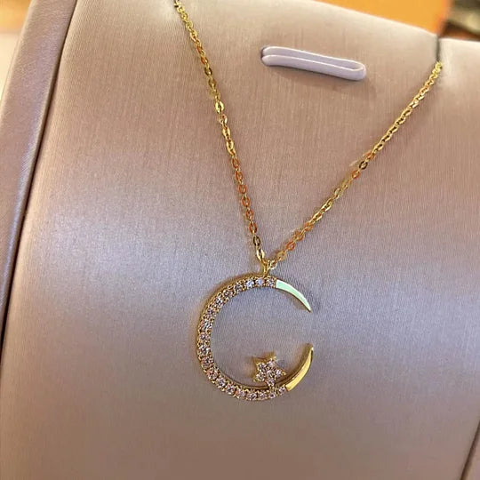 ✨ Moon Star Halsband - Nu 49% rabatt! 💫 🌙Romantisk stjärnljusdesign ✅ Den perfekta presenten - kommer med en lyxig ask • Halvmåne och stjärnor som fångar ljuset ✨