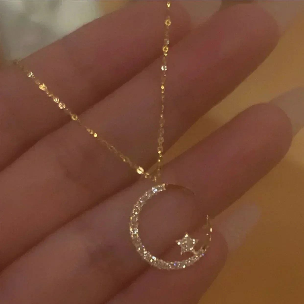 ✨ Moon Star Halsband - Nu 49% rabatt! 💫 🌙Romantisk stjärnljusdesign ✅ Den perfekta presenten - kommer med en lyxig ask • Halvmåne och stjärnor som fångar ljuset ✨