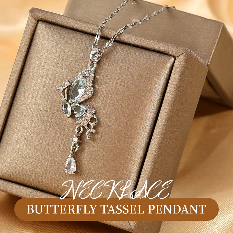 🦋 ELEGANT FJÄRILSHALSBAND - LIMITED EDITION! ✨ 💎 Handgjord med äkta kristaller & silver 🌸 Perfekt till sommarklänningen eller bröllop ✅ Justerbart längd (45-50cm) ✅ Hypoallergeniskt material ✅ Exklusiv presentförpackning