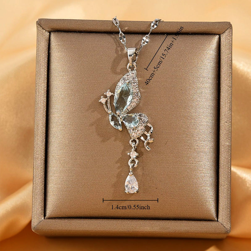 đŠ ELEGANT FJĂRILSHALSBAND - LIMITED EDITION! âš đ Handgjord med Ă€kta kristaller & silver đž Perfekt till sommarklĂ€nningen eller bröllop â
Justerbart lĂ€ngd (45-50cm) â
Hypoallergeniskt material â
Exklusiv presentförpackning