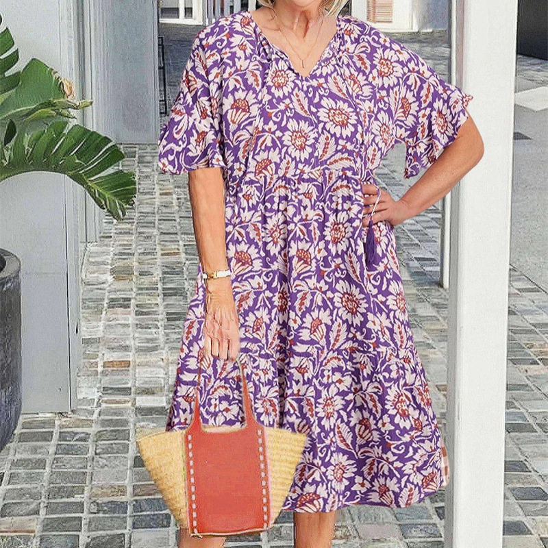 đ·âš ELEGANT TRYCKT KLĂNNING MED V-RINGNING â DIN PERFEKTA SOMMARLOOK!