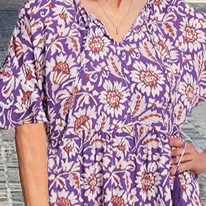 đ·âš ELEGANT TRYCKT KLĂNNING MED V-RINGNING â DIN PERFEKTA SOMMARLOOK!