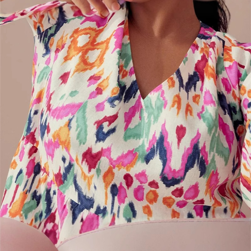 đ·âš ELEGANT TRYCKT KLĂNNING MED V-RINGNING â DIN PERFEKTA SOMMARLOOK!
