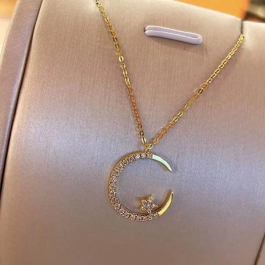 ✨ Moon Star Halsband - Nu 49% rabatt! 💫 🌙Romantisk stjärnljusdesign ✅ Den perfekta presenten - kommer med en lyxig ask • Halvmåne och stjärnor som fångar ljuset ✨
