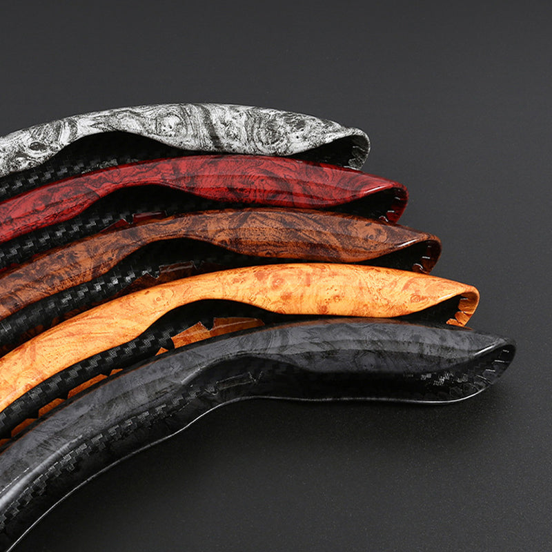 🚗 UNIVERSELLT HALKFRITT BILRATTÖVERDRAG 🔥 ⚡ Extra grepp & kontroll 👌 Passar de flesta rattar 💎 Slitstarkt & bekvämt material ✅ Hållbar silikonyta som motstår svett ✅ Ventilerande design för maximal komfort ✅ Enkel montering - kläms fast utan verktyg