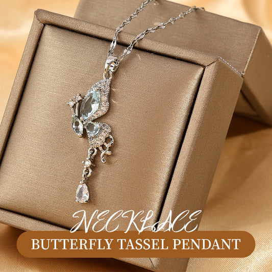 🦋 ELEGANT FJÄRILSHALSBAND - LIMITED EDITION! ✨ 💎 Handgjord med äkta kristaller & silver 🌸 Perfekt till sommarklänningen eller bröllop ✅ Justerbart längd (45-50cm) ✅ Hypoallergeniskt material ✅ Exklusiv presentförpackning