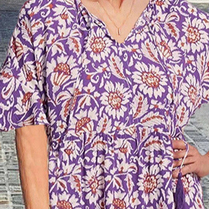 🌷✨ ELEGANT TRYCKT KLÄNNING MED V-RINGNING – DIN PERFEKTA SOMMARLOOK!