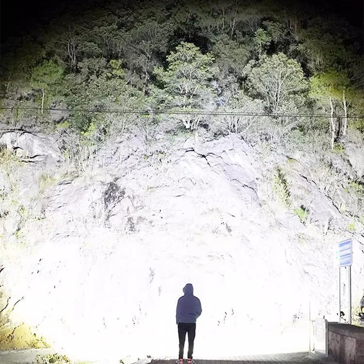 📢📢Zoombara ficklampa med 7500 lumen 🔦🏔️ Vattentät IPX7, laddningsbar via USB-C och med powerbank-funktion☀️