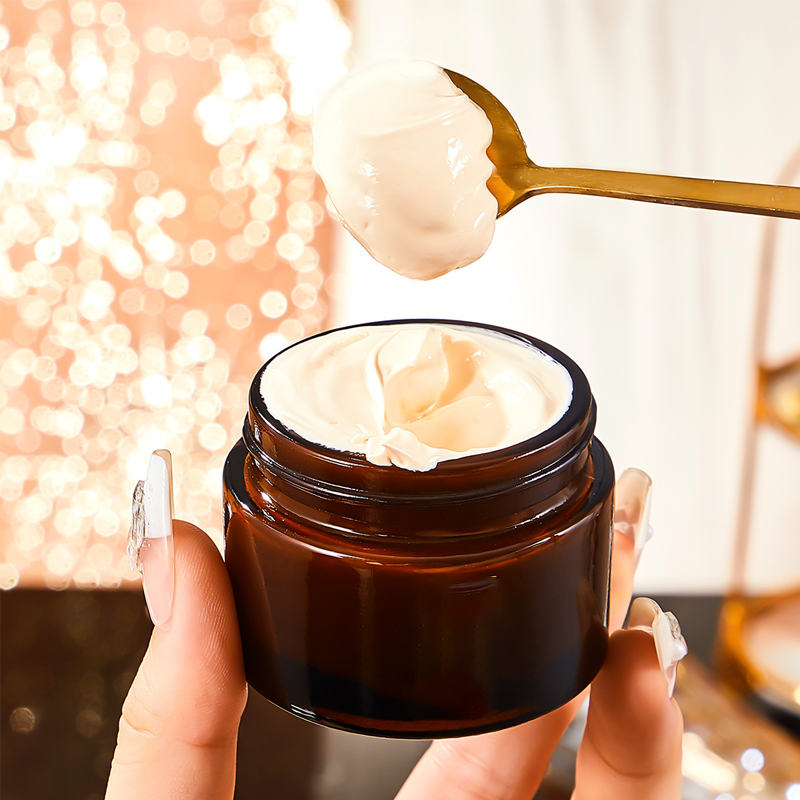 🌿✨ Upplysande kräm med örtextrakt – lätt täckning, djup återfuktning & strålande finish 💧🌟